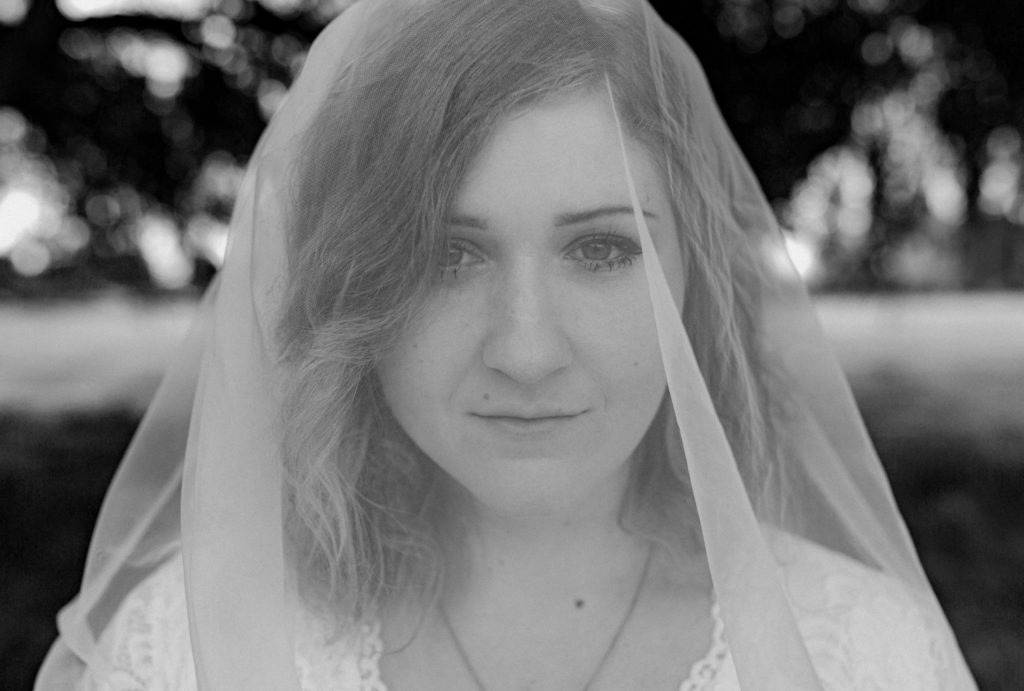 Bride & vail, black and white