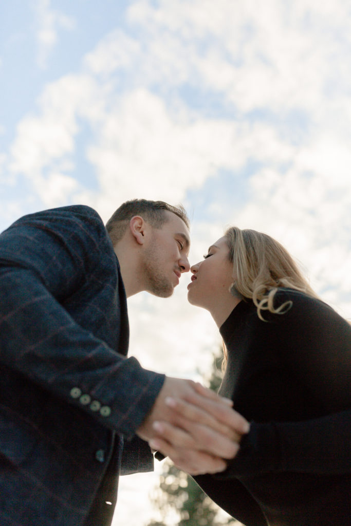 couples session photo ideas in mountains